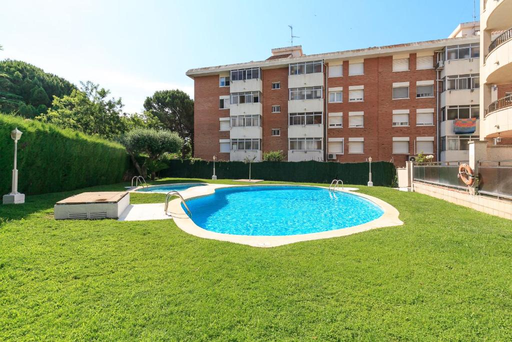 basen w podwórzu budynku w obiekcie UHC STELLA MARIS APARTMENTS w mieście Cambrils