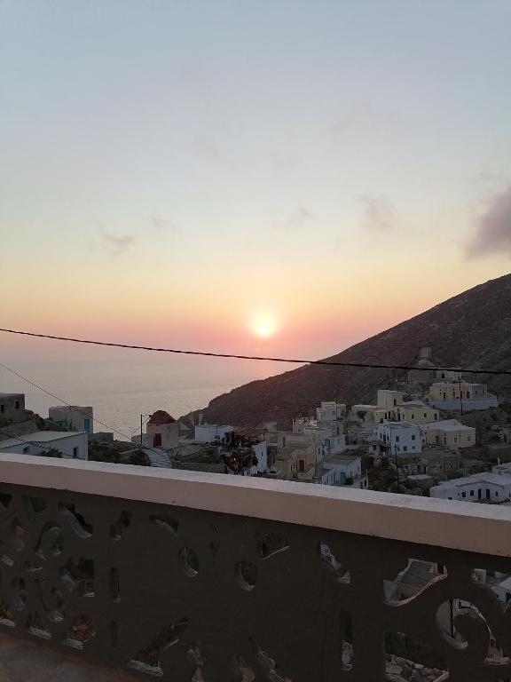 una vista sul tramonto dal balcone di una casa di KALLIOPIS STUDIO a Olympos