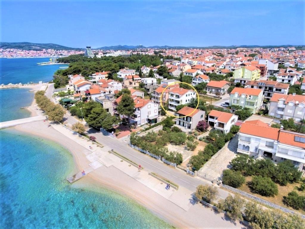 - une vue aérienne sur une plage avec des maisons et l'océan dans l'établissement Lagom-VODICE, à Vodice