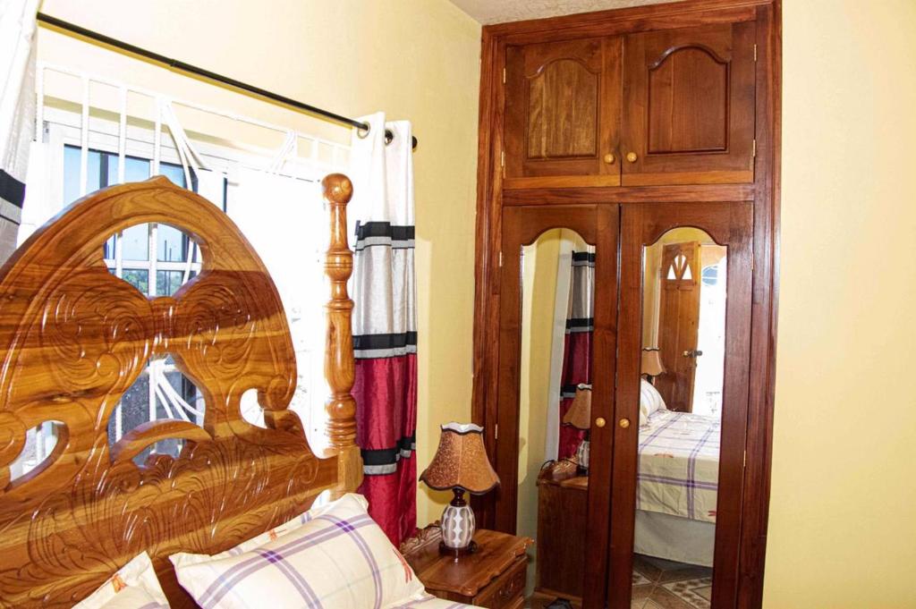 Bev's Rosevilla - King Suite With Balcony