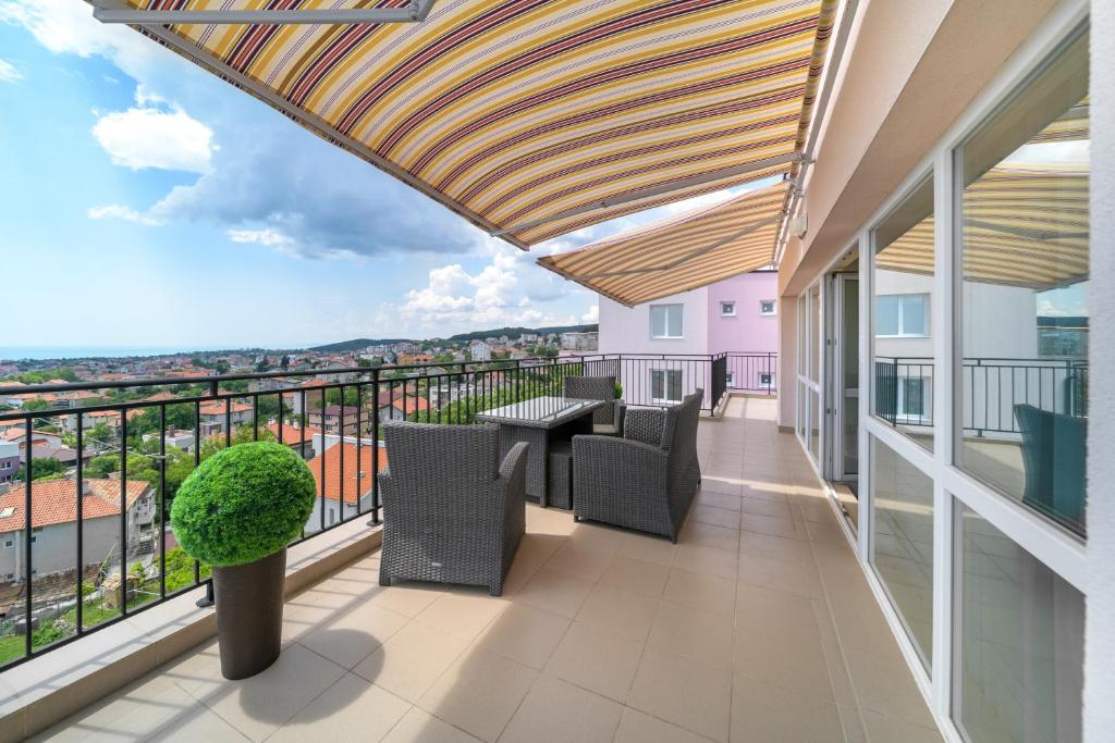Un balcón con sillas y vista a la ciudad. en Vinnie View, en Varna