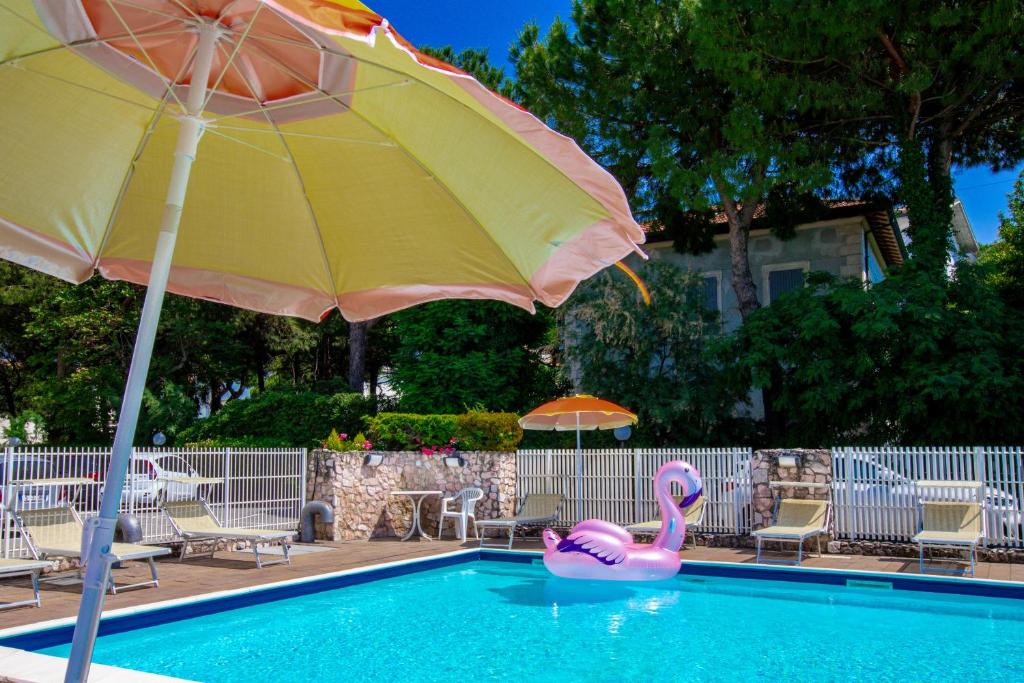Bazén v ubytování Miramare Hotel Ristorante Convegni nebo v jeho okolí