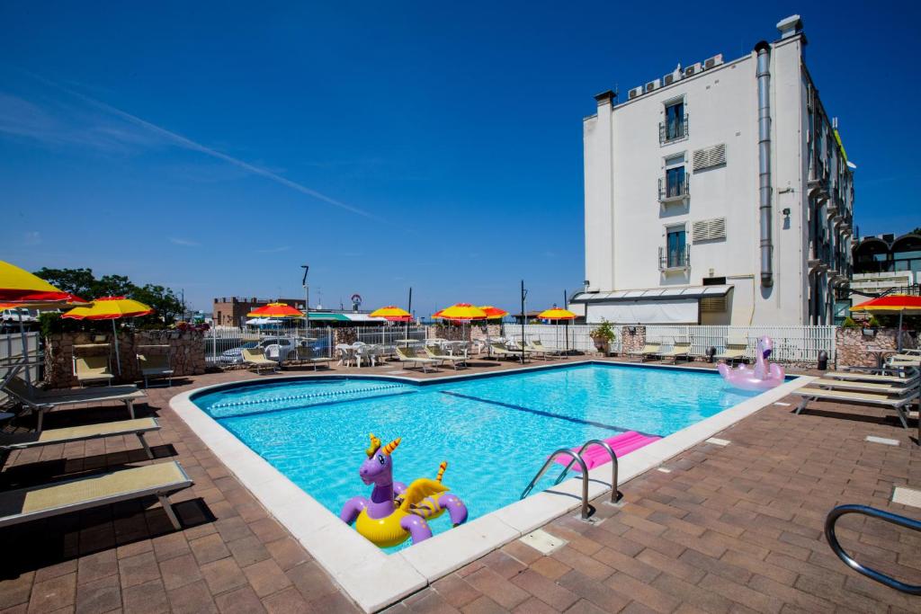 Bazén v ubytování Miramare Hotel Ristorante Convegni nebo v jeho okolí