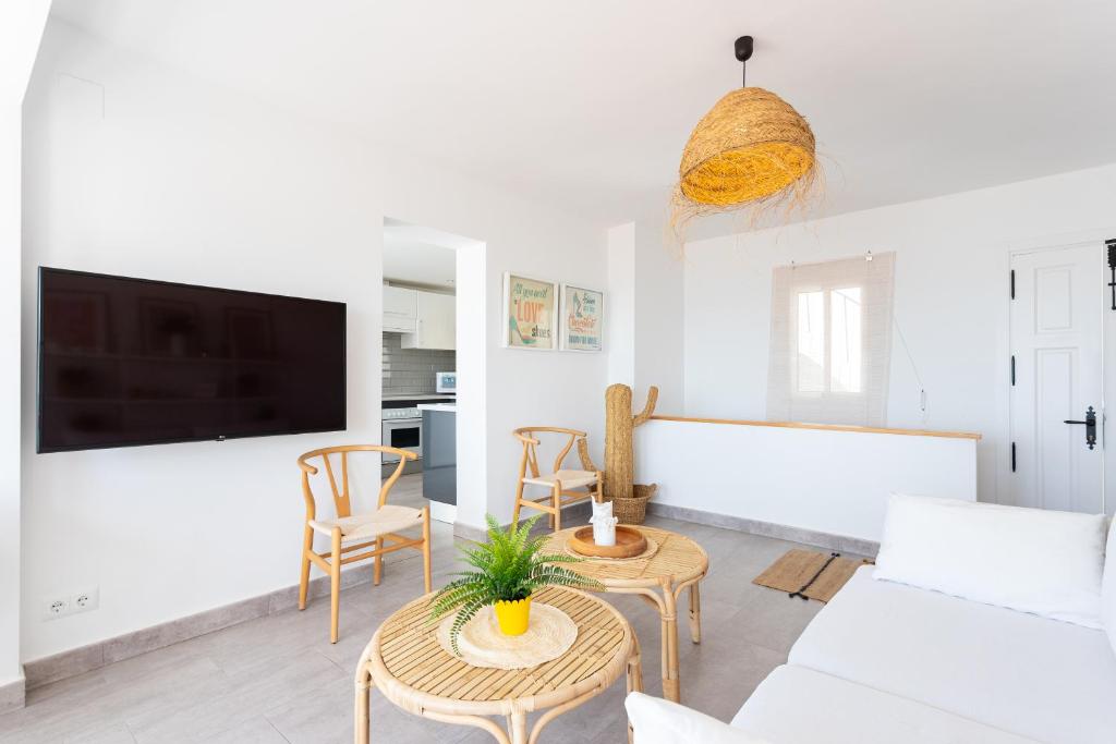 Televízia a/alebo spoločenská miestnosť v ubytovaní Higuerón Rental Playa Cuesta