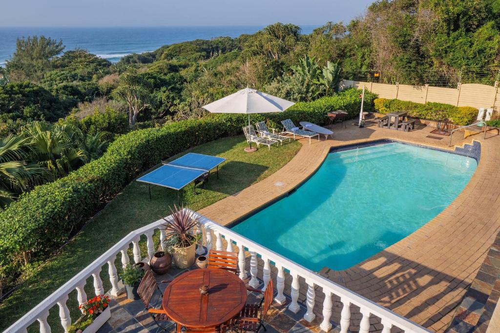 una piscina en un balcón con vistas al océano en Umhlanga Beach House en Durban