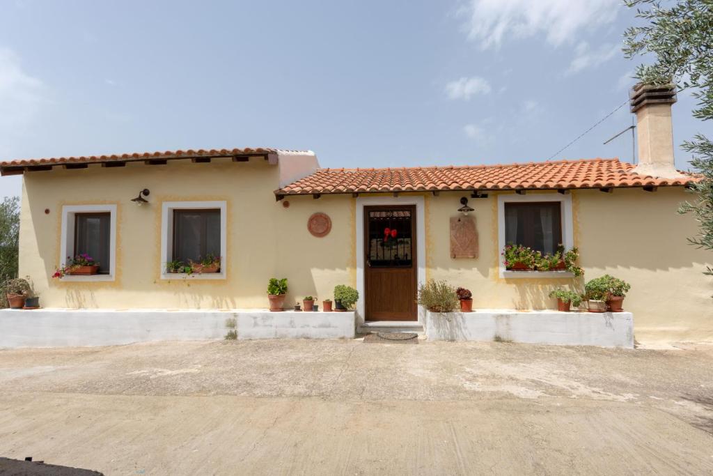 a house with a driveway in front of it at Villa Jumpadu in Oliena