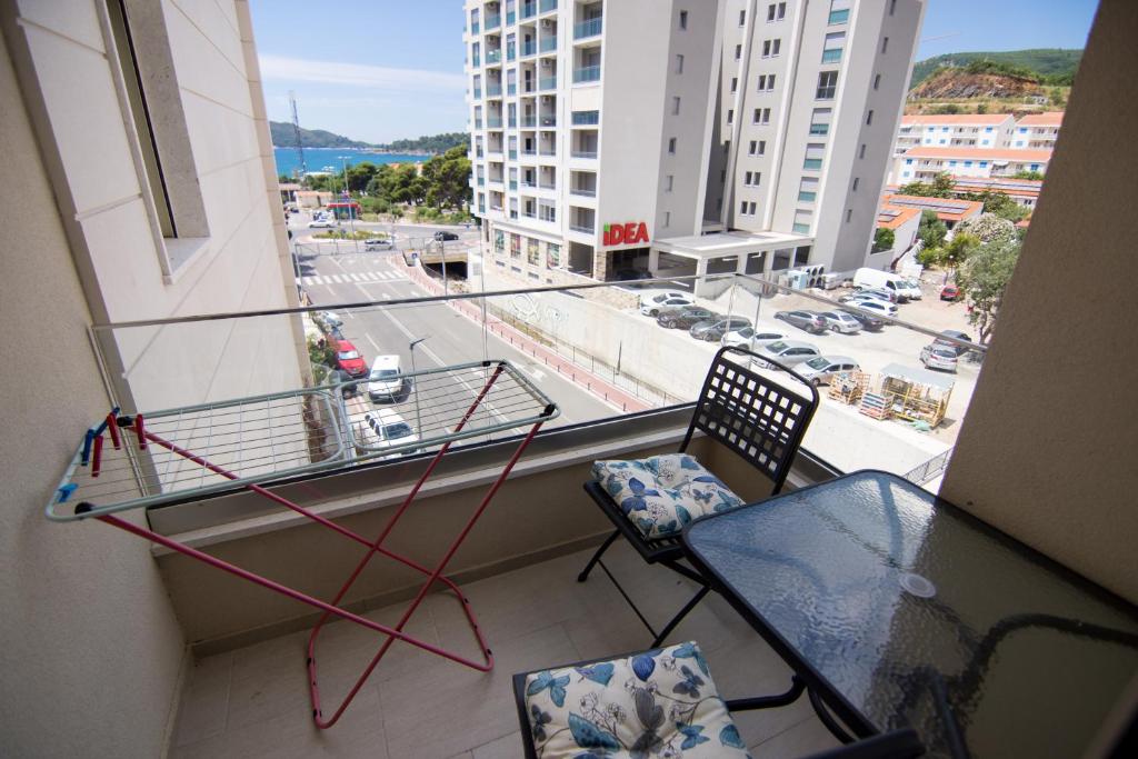 einen Balkon mit 2 Stühlen und Straßenblick in der Unterkunft Apartments Milica in Becici