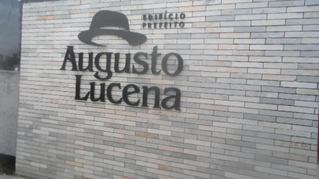 Znak na ścianie ceglanej z kapeluszem w obiekcie Apartamento Augusto Lucena w mieście Recife