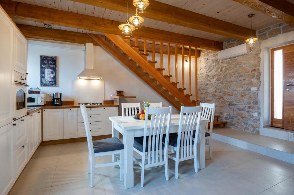Kuchyňa alebo kuchynka v ubytovaní Villa Perliano