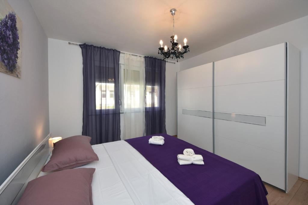 1 dormitorio con 1 cama con 2 toallas en Two bedroom apartment Marinero en Zadar