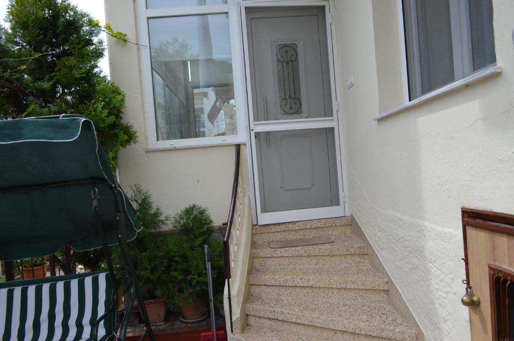 una escalera que conduce a la puerta de una casa en ΑΙΣΘΗΣΗ ΑΠΕΡΑΝΤΗΣ ΓΑΛΗΝΗΣ ΚΑΙ ΕΛΕΥΘΕΡΙΑΣ, en Kavala