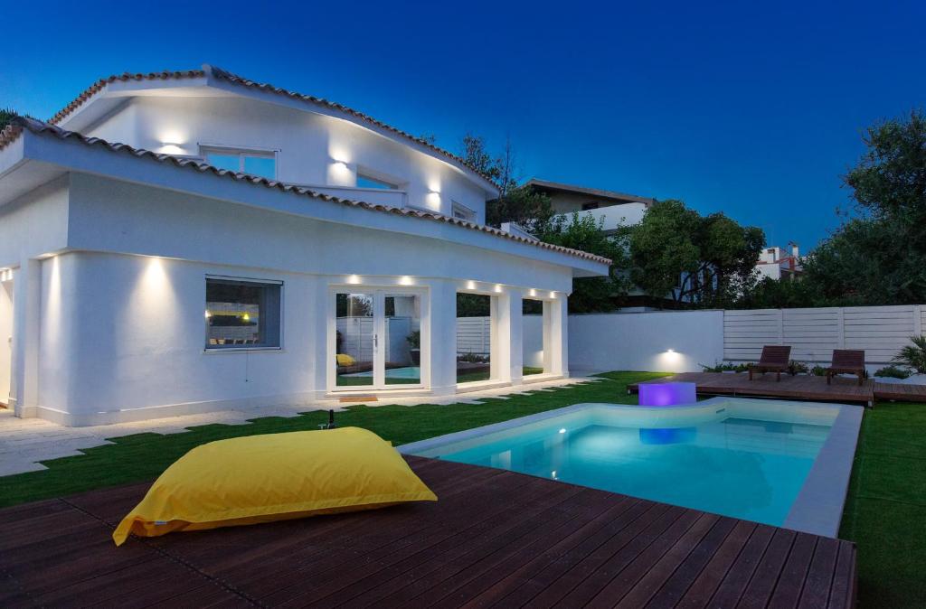 een huis met een zwembad in de tuin bij La Porta sulla spiaggia Casa vacanze in Su Forti