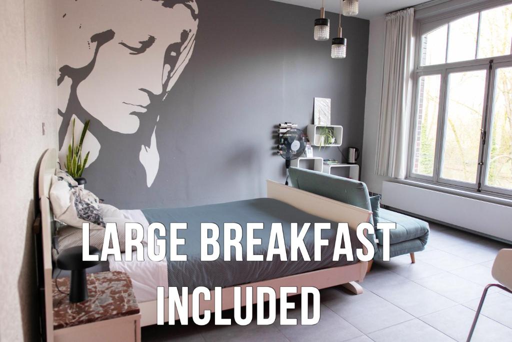 ブルージュにあるVEGAN, PLANT BASED b&b central Brugesの朝食をテーマにしたベッドルーム1室が備わります。
