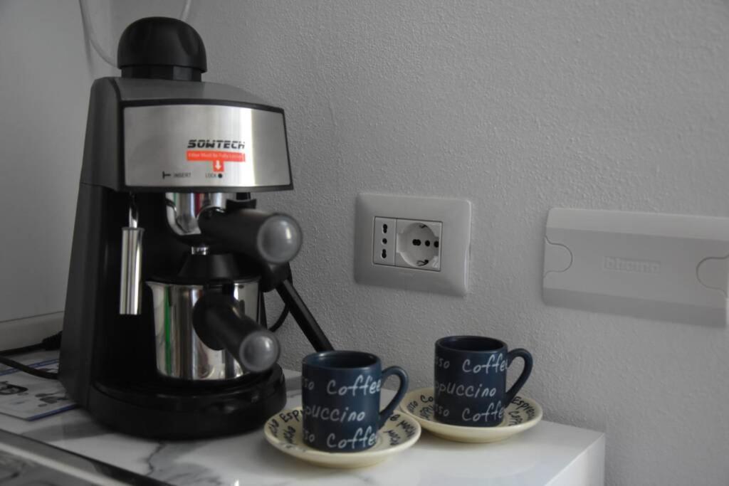 Příslušenství pro přípravu čaje a kávy v ubytování La Resilienza, apartment with view, Carate Urio