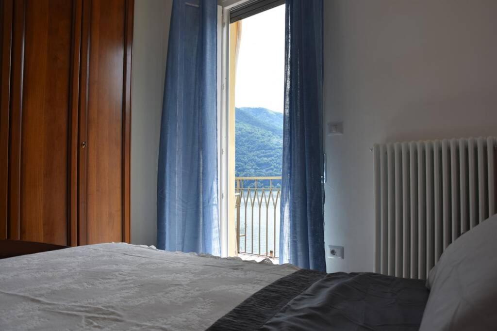 Postel nebo postele na pokoji v ubytování La Resilienza, apartment with view, Carate Urio