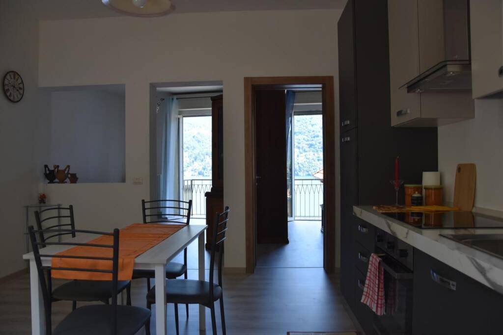 Kuchyň nebo kuchyňský kout v ubytování La Resilienza, apartment with view, Carate Urio