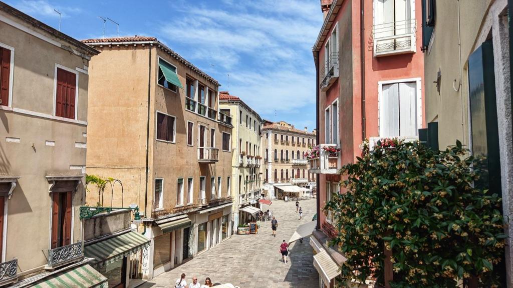 ヴェネツィアにあるBellavistaの通りを歩く人々の街道