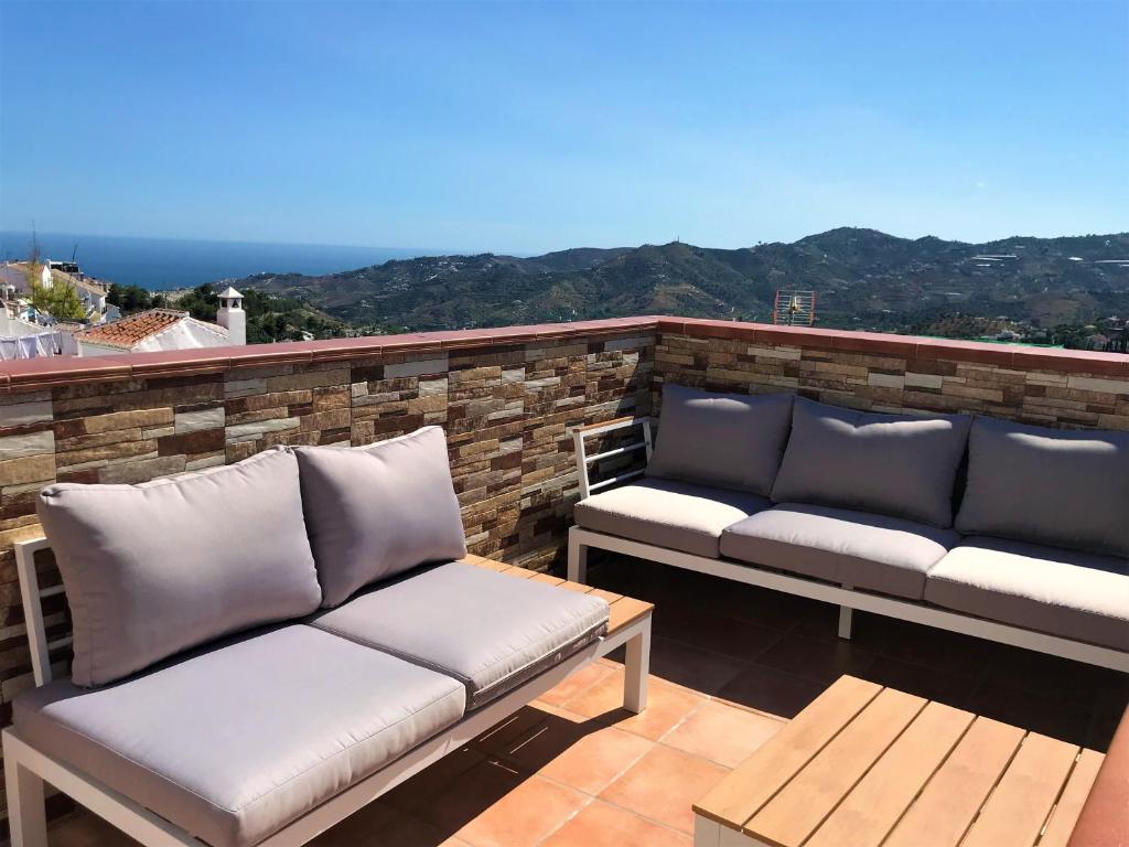 patio con 2 divani sul tetto di Leyre's House - Terrace & Sun a Frigiliana