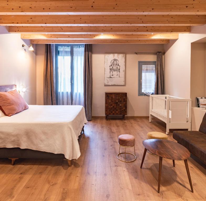 um quarto com uma cama grande e um sofá em PassiveRooms em Vilanova i la Geltrú