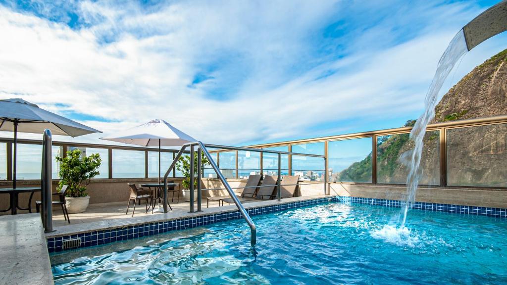 Bazén v ubytování Hotel Atlântico Rio nebo v jeho okolí