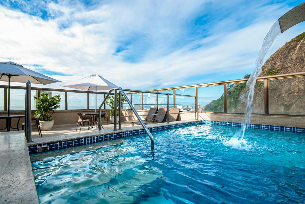 Bazén v ubytování Hotel Atlântico Rio nebo v jeho okolí