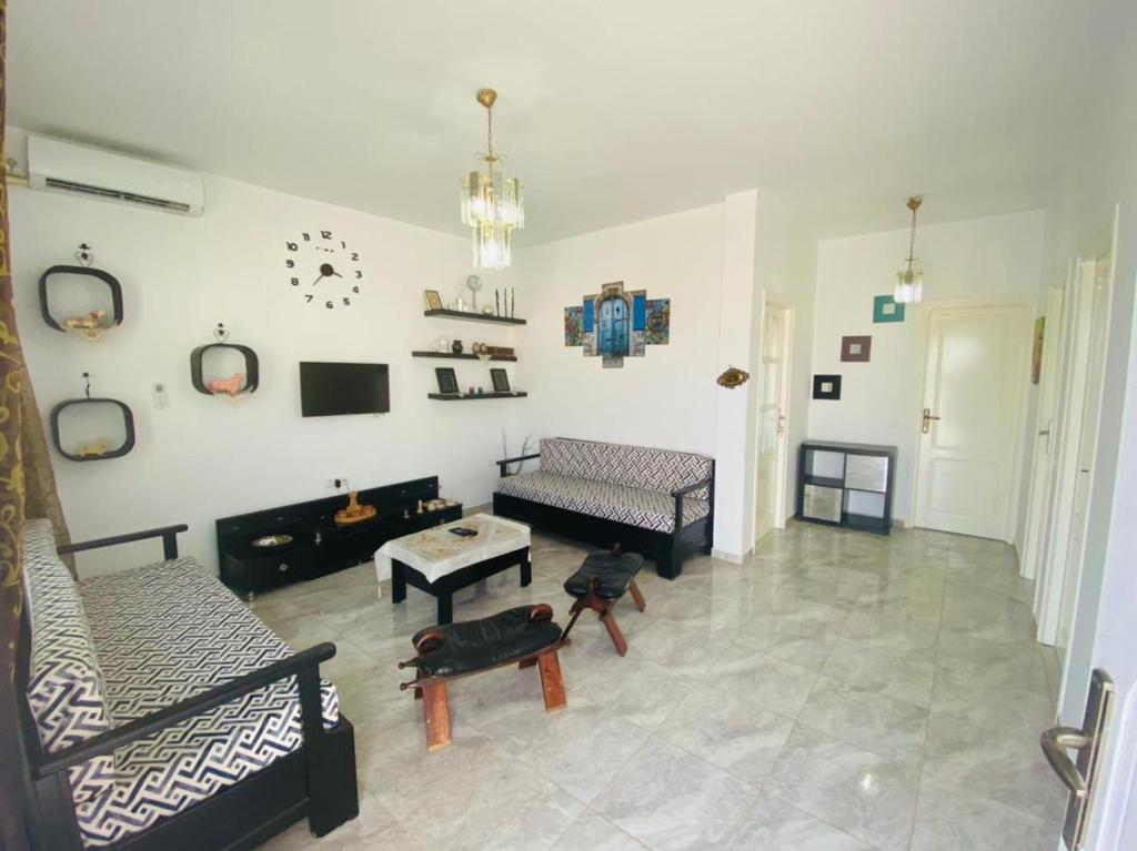salon z 2 kanapami i kominkiem w obiekcie Un emplacement exceptionnel w mieście Tunis