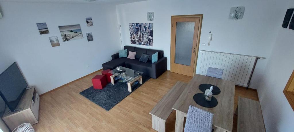 Televízia a/alebo spoločenská miestnosť v ubytovaní Apartment M&M with private Pool