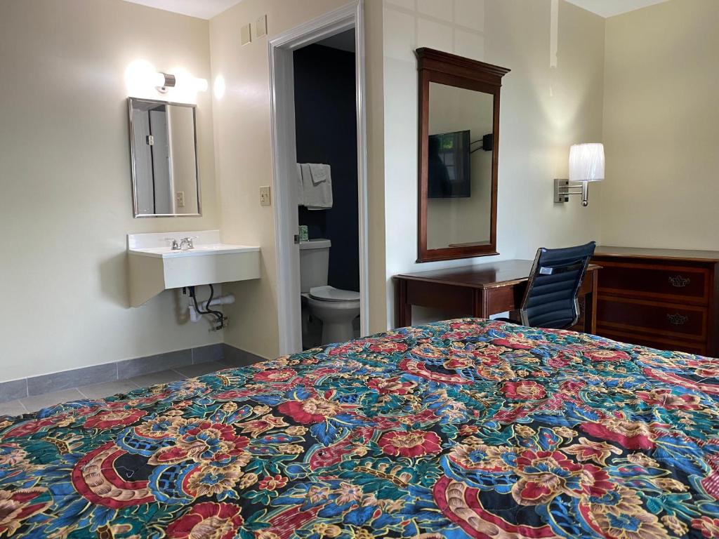 Relax Inn-Plaquemine - Queen Room