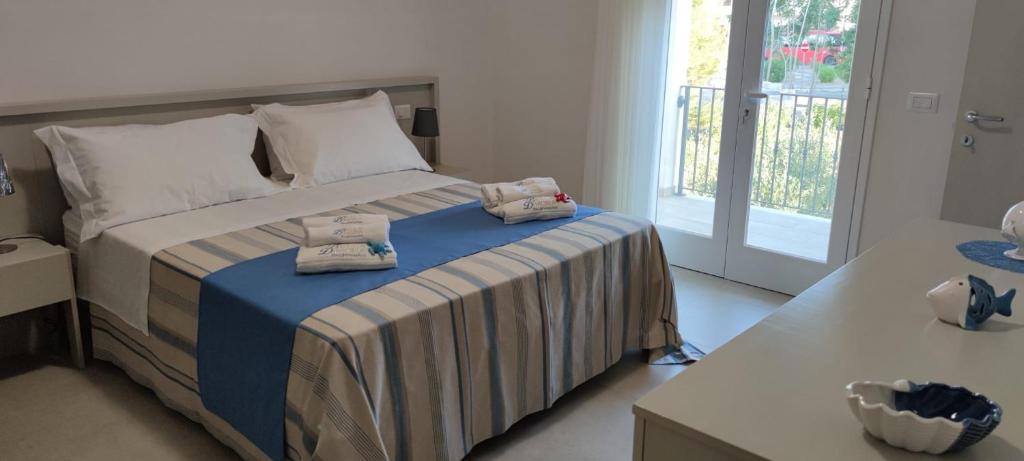 um quarto com uma cama com duas toalhas em LA BELLA DIMORA em Otranto
