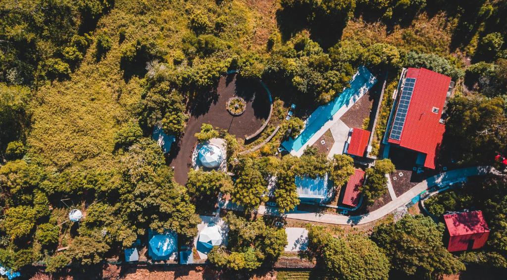 Bazén v ubytování Quinta do Abacate - Glamping Park nebo v jeho okolí