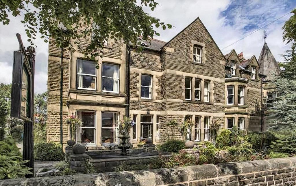 ein großes Backsteinhaus mit Hof in der Unterkunft Kingscroft in Buxton