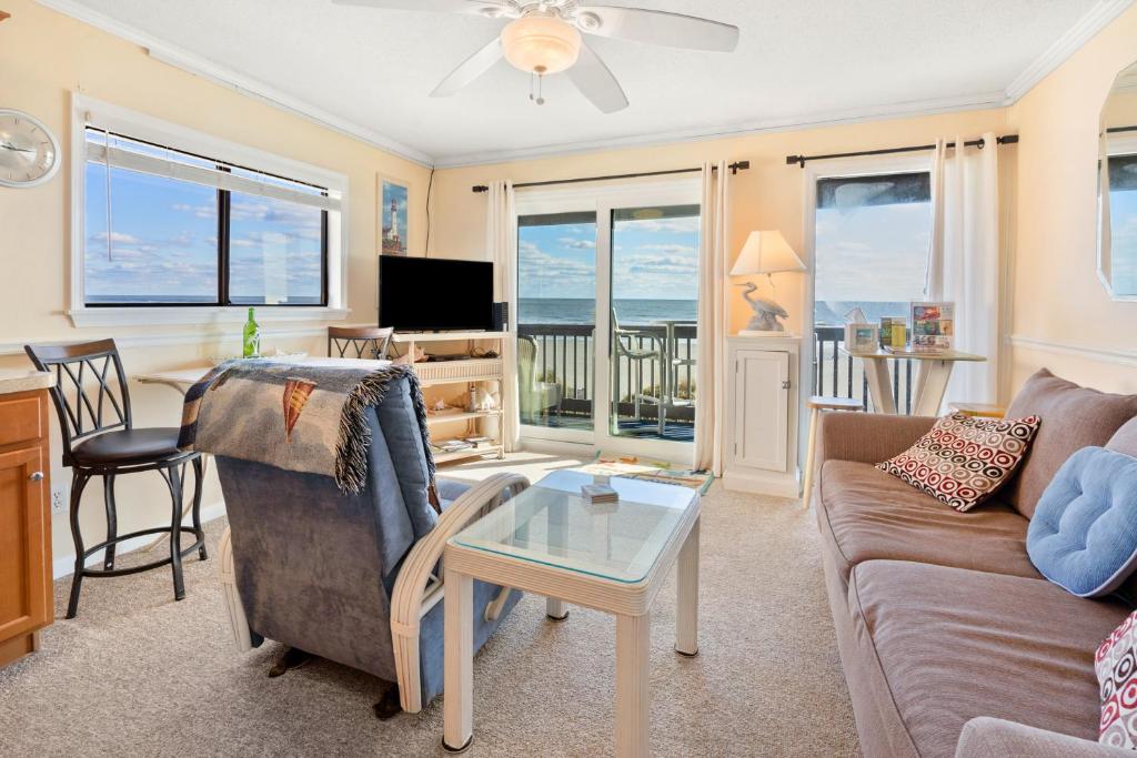 een woonkamer met een bank en een tafel bij Sea Cabin 224 in Myrtle Beach