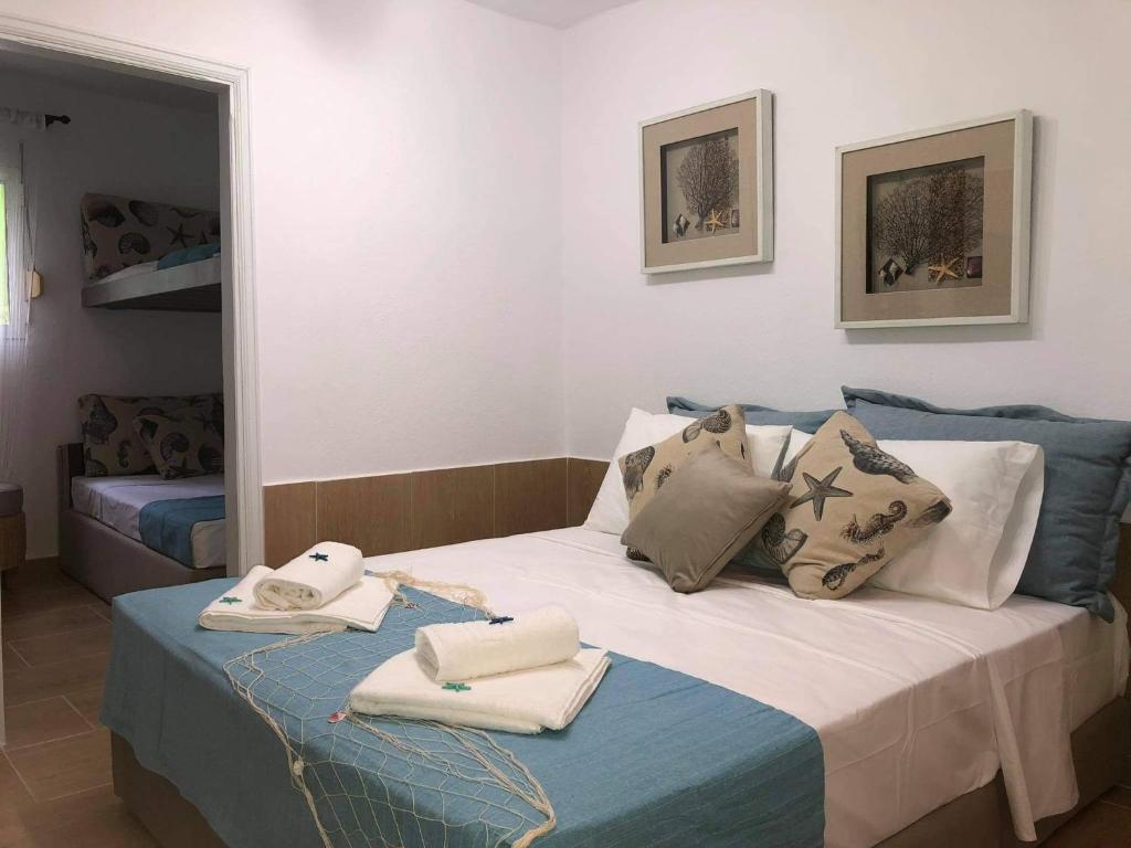 Łóżko lub łóżka w pokoju w obiekcie Seashell apartment
