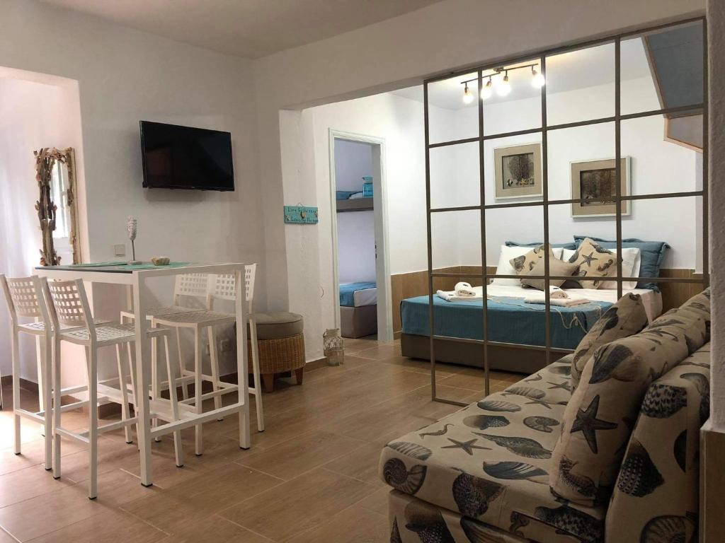 Telewizja i/lub zestaw kina domowego w obiekcie Seashell apartment