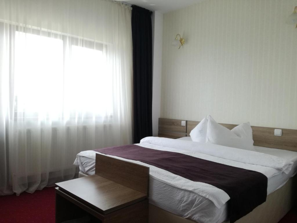 una camera da letto con un letto grande e una finestra di Sport Avalanche a Ranca