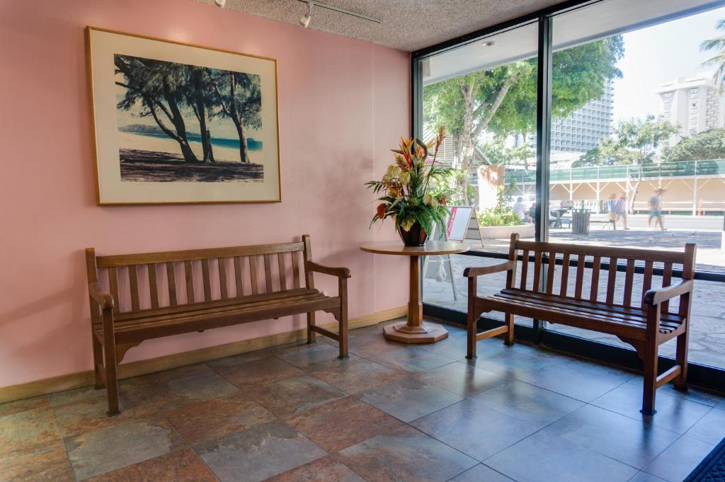 Uma área de estar em Kuhio Banyan Hotel (with Kitchenettes)