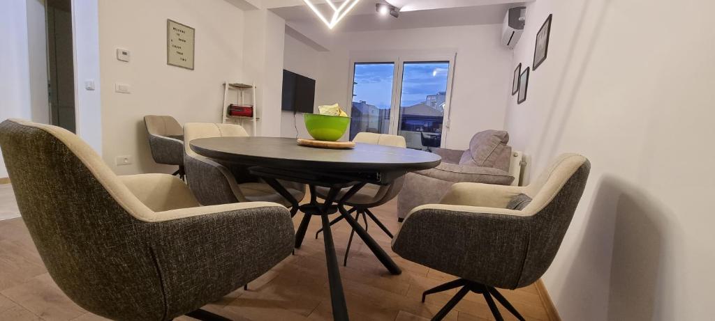 a dining room with a table and chairs in a room at Svir Deluxe Apartment No 8 in Ohrid