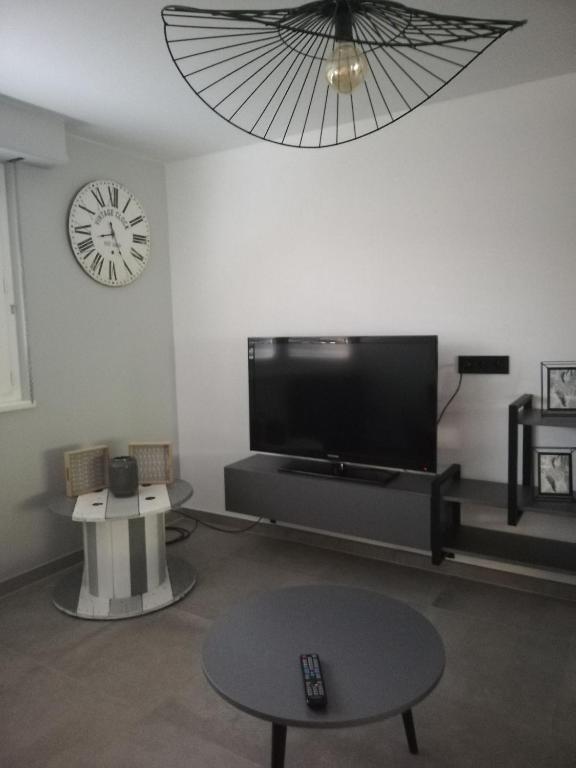 TV a/nebo společenská místnost v ubytování La casa d'Ernestine