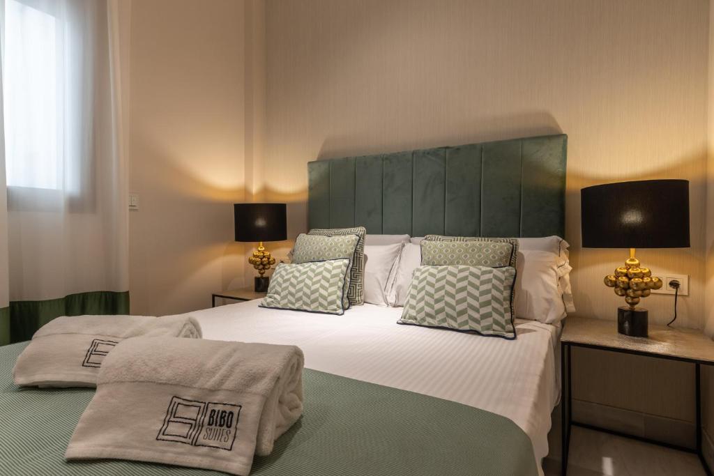 Postel nebo postele na pokoji v ubytování BiBo Suites Real Chancilleria