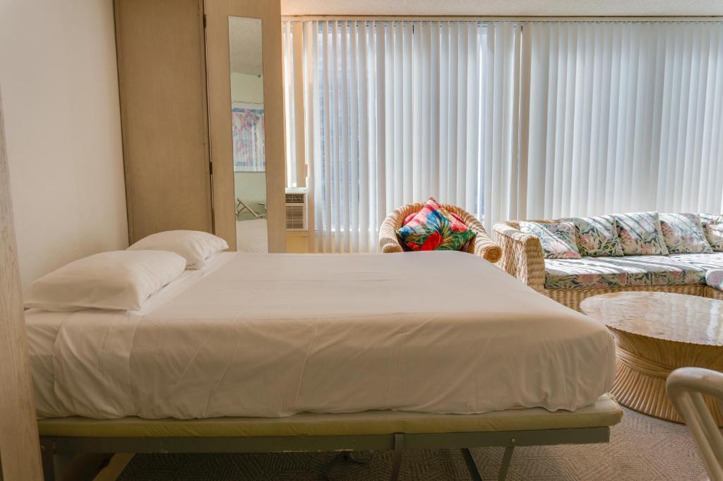 Cama ou camas em um quarto em Kuhio Banyan Hotel (with Kitchenettes)