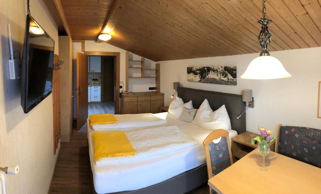 Postel nebo postele na pokoji v ubytování otto steiner appartements pension ellmau & wilder kaiser