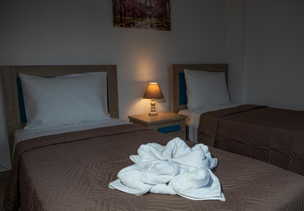 A bed or beds in a room at Apartments Kalaitzakis with private pool