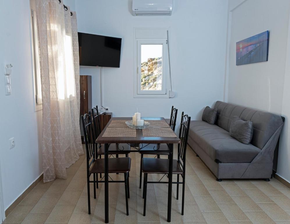 A seating area at Apartments Kalaitzakis with private pool