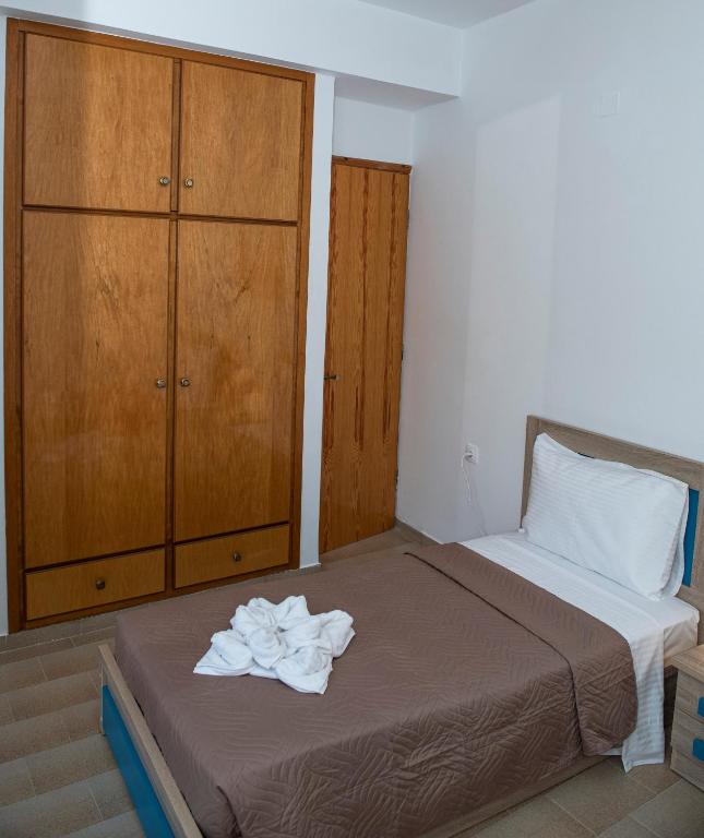 A bed or beds in a room at Apartments Kalaitzakis with private pool
