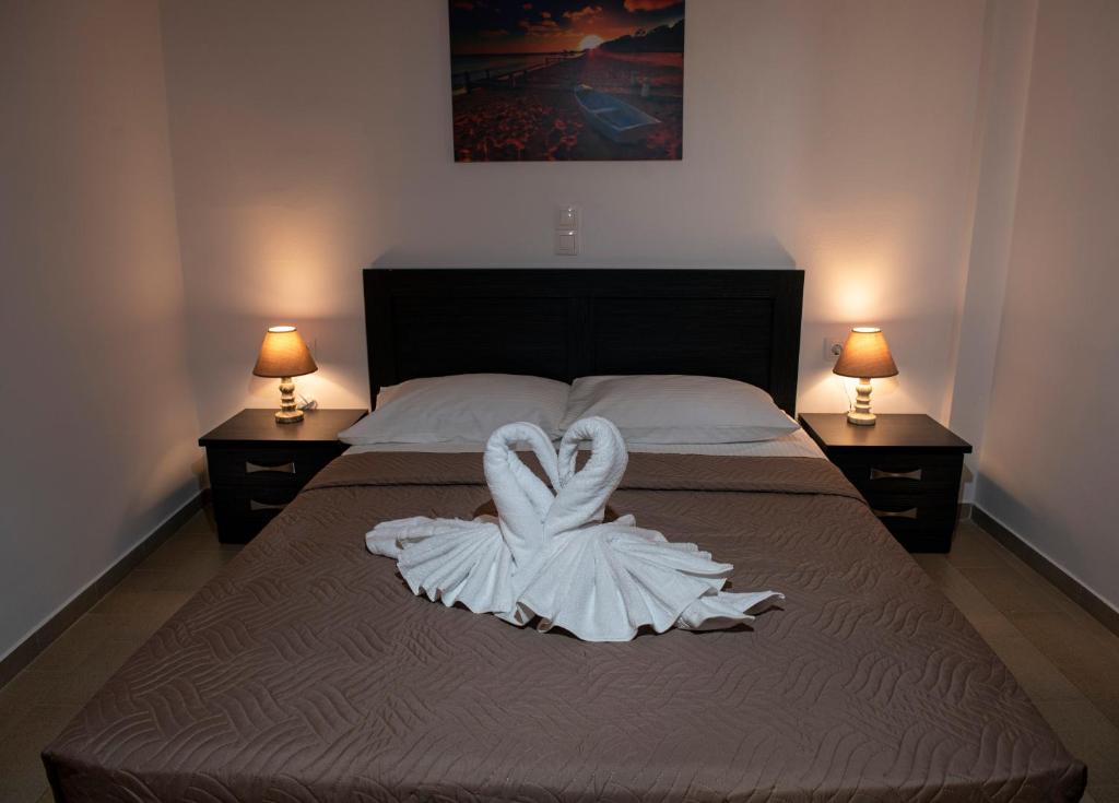 A bed or beds in a room at Apartments Kalaitzakis with private pool