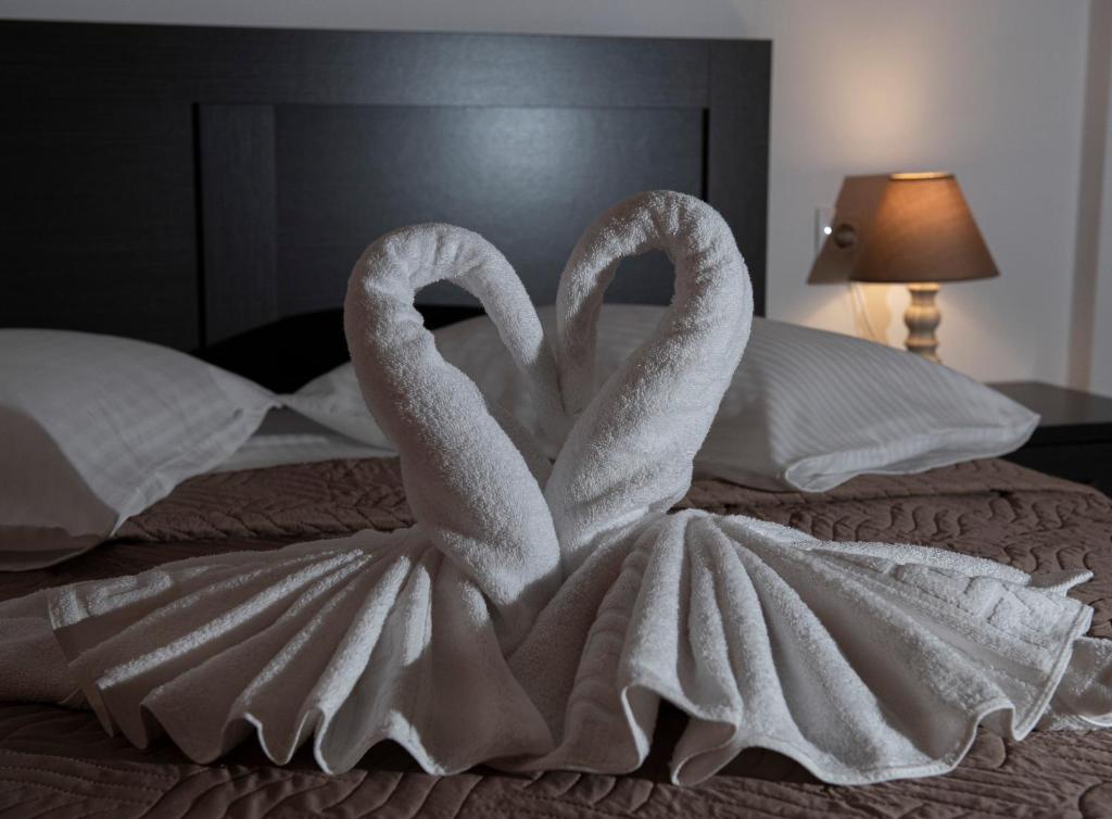 A bed or beds in a room at Apartments Kalaitzakis with private pool