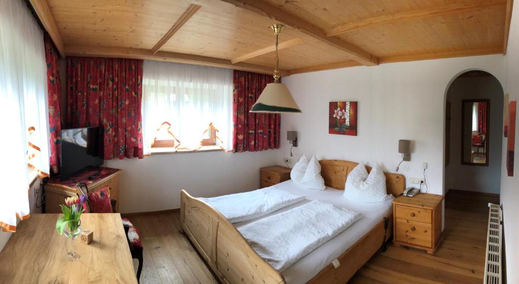 Postel nebo postele na pokoji v ubytování otto steiner appartements pension ellmau & wilder kaiser