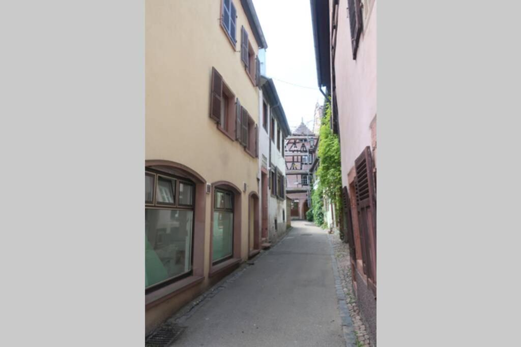 an alley between two buildings in a city at chey MYBAM, agréable maison au centre de Sélestat in Sélestat