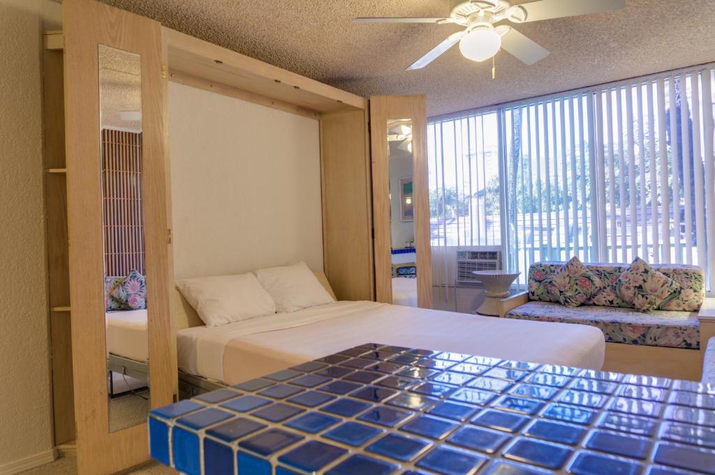 Uma área de estar em Kuhio Banyan Hotel (with Kitchenettes)