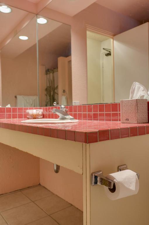 Um banheiro em Kuhio Banyan Hotel (with Kitchenettes)